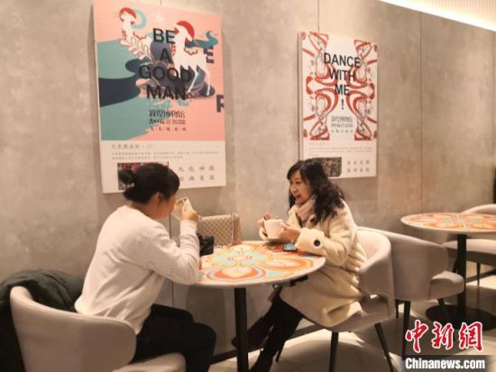 图为消费者在敦煌艺术大展餐厅用餐。　丁思 摄