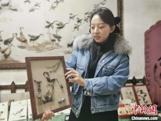12月初,甘肃嘉峪关大漠风雨雕石艺画传承人周文露,展示自己创新的简约石艺画。 闫姣 摄 12月初,甘肃嘉峪关大漠风雨雕石艺画传承人周文露,展示自己创新的简约石艺画。 闫姣 摄