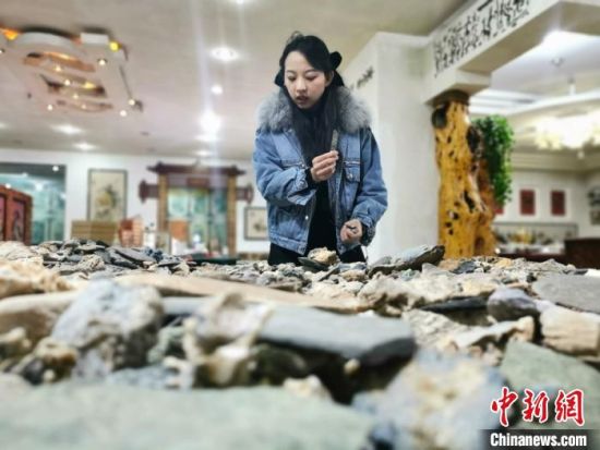 周文露往往站着创作,如此她才能“纵观全局”,在众多石头中挑拣有用的石子。 闫姣 摄 周文露往往站着创作,如此她才能“纵观全局”,在众多石头中挑拣有用的石子。 闫姣 摄