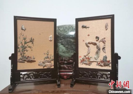 图为“90后”周文露捡拾戈壁滩石子所创作的石艺画。 闫姣 摄 图为“90后”周文露捡拾戈壁滩石子所创作的石艺画。 闫姣 摄