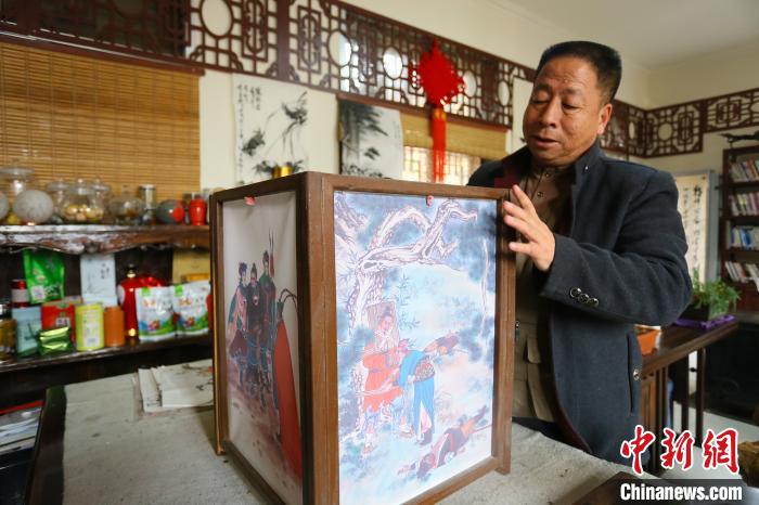 临近年关,兰州市西固区纱灯传承人张振祥向记者介绍纱灯的制作流程。 高展 摄 临近年关,兰州市西固区纱灯传承人张振祥向记者介绍纱灯的制作流程。 高展 摄