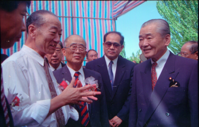 1994年8月陈列中心竣工开馆典礼，日本首相竹下登与段文杰院长亲切交谈.png
