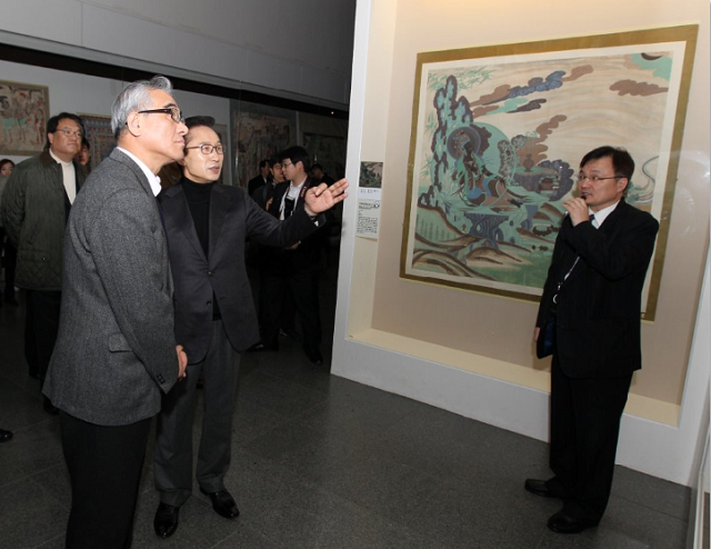 韩国李明博总统参观敦煌展览.png