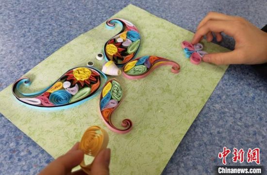 图为学生创作的“蝴蝶”。　刘玉桃 摄