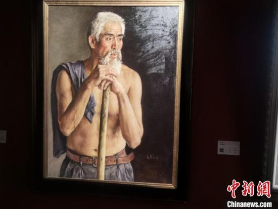 图为展现西部人物群像的油画作品之一。　崔琳 摄