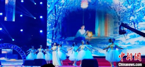 图为歌手演唱颂今作品《你那里下雪了吗》。 魏建军 摄 图为歌手演唱颂今作品《你那里下雪了吗》。 魏建军 摄