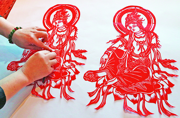 敦煌剪纸艺人整理剪纸作品《水月观音》