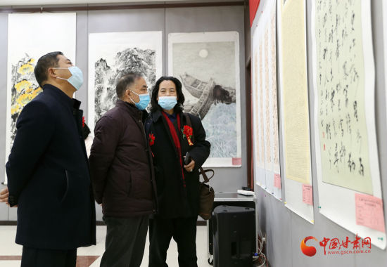 嘉宾参观全国名家书画精品联展 嘉宾参观全国名家书画精品联展