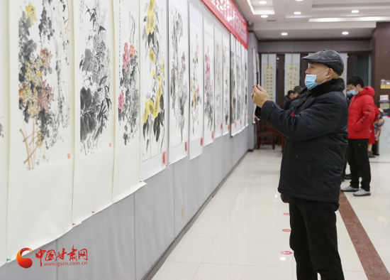 嘉宾参观全国名家书画精品联展 嘉宾参观全国名家书画精品联展