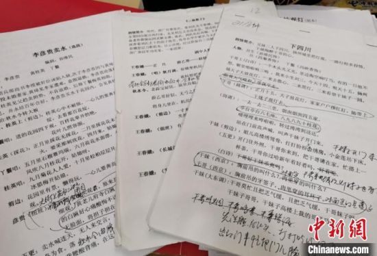 为便于爱好者学习传唱“通渭小曲”,孙维民一改此前口口相传的习惯,挖掘整理小曲剧本。图为其整理并修改的部分剧本。 闫姣 摄 为便于爱好者学习传唱“通渭小曲”,孙维民一改此前口口相传的习惯,挖掘整理小曲剧本。图为其整理并修改的部分剧本。 闫姣 摄