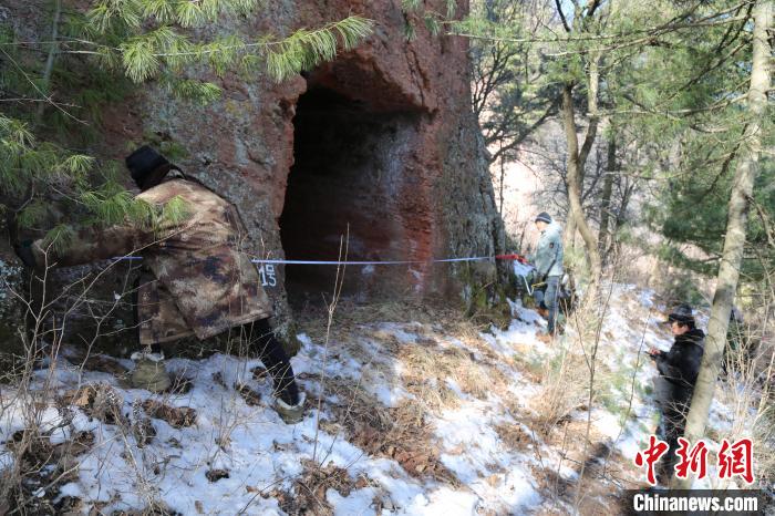 图为庄浪县调查队成员在云崖寺石窟调查。(资料图)庄浪县博物馆供图 图为庄浪县调查队成员在云崖寺石窟调查。(资料图)庄浪县博物馆供图