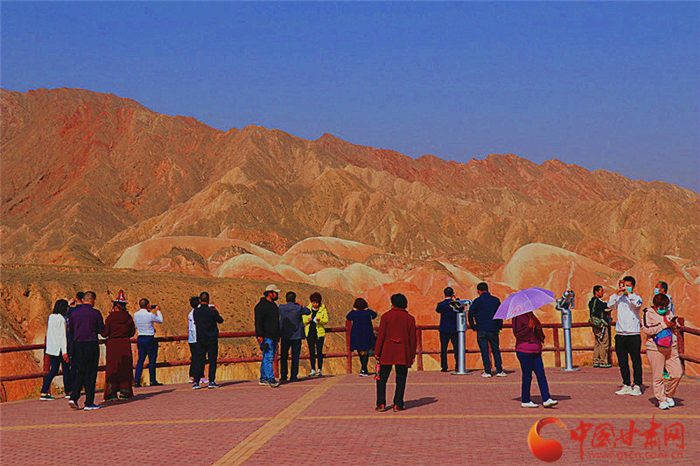 节日期间，游客在张掖世界地质公园七彩丹霞景区有序参观.jpg