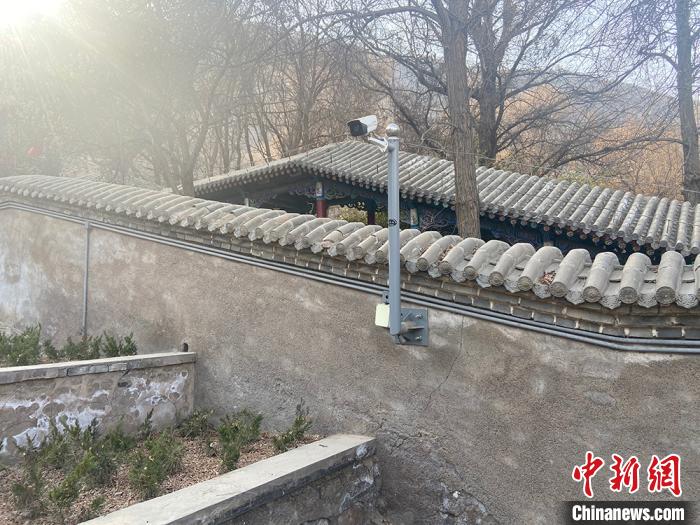 五泉山公园内不到十米就会有一个摄像头。 高康迪 摄 五泉山公园内不到十米就会有一个摄像头。 高康迪 摄