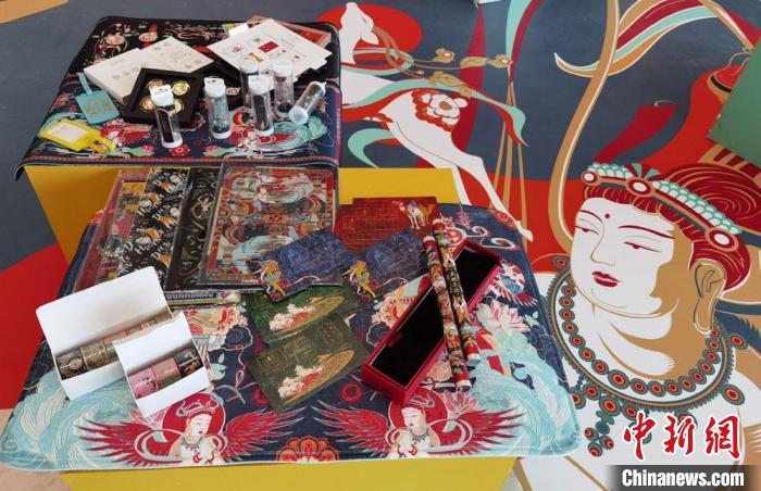 60余类敦煌主题的文创产品让人爱不释手。 丁思 摄 60余类敦煌主题的文创产品让人爱不释手。 丁思 摄