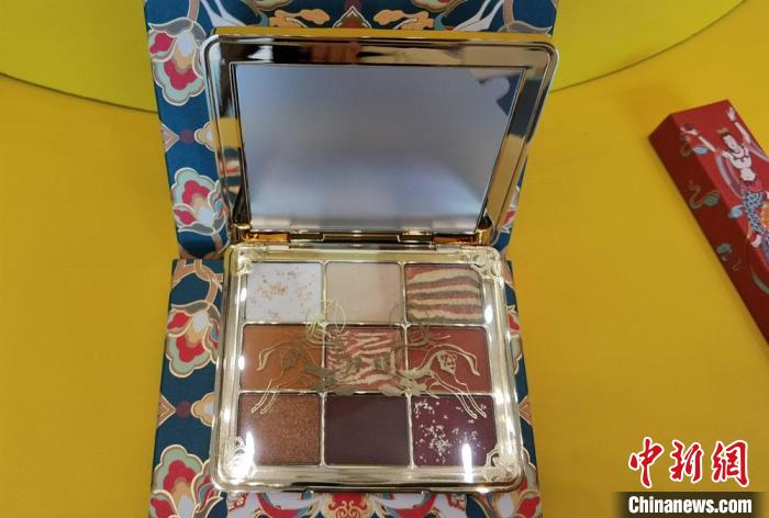 图为取材壁画色彩的敦煌美妆。 丁思 摄 图为取材壁画色彩的敦煌美妆。 丁思 摄