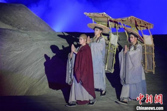 图为演出现场,该剧独创360度旋转并前后移动观众席,颠覆传统剧场舞台表演模式。 王斌银 摄 图为演出现场,该剧独创360度旋转并前后移动观众席,颠覆传统剧场舞台表演模式。 王斌银 摄