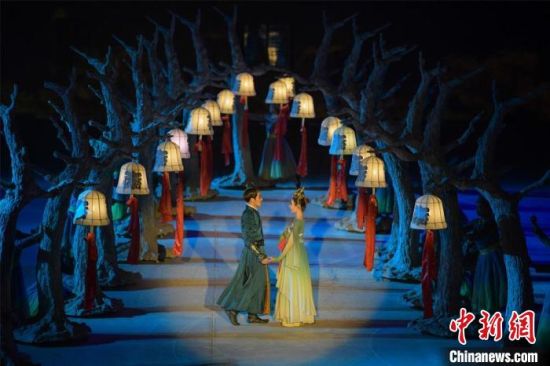 图为全新升级《敦煌盛典》,新增战马、灯笼矩阵,以及最新声、光、电硬件设施。 王斌银 摄 图为全新升级《敦煌盛典》,新增战马、灯笼矩阵,以及最新声、光、电硬件设施。 王斌银 摄