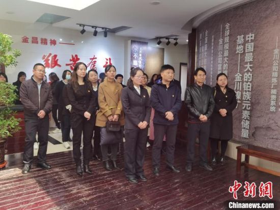 图为甘肃金昌干群瞻仰学习“红船”精神。 崔琳 摄 图为甘肃金昌干群瞻仰学习“红船”精神。 崔琳 摄