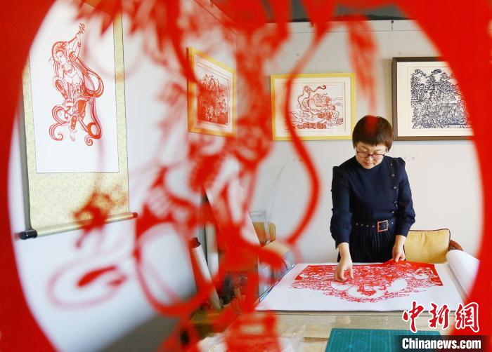 甘肃非遗传承人:用剪纸讲述敦煌故事