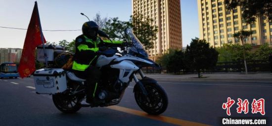 图为陈文仁在兰州骑行。 魏建军 摄 图为陈文仁在兰州骑行。 魏建军 摄