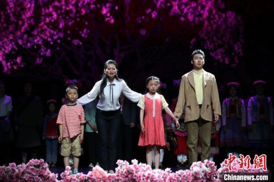 该剧以全国优秀共产党员、甘肃省甘南藏族自治州舟曲县扶贫办原副主任张小娟生前事迹为背景。 任磊 摄 该剧以全国优秀共产党员、甘肃省甘南藏族自治州舟曲县扶贫办原副主任张小娟生前事迹为背景。 任磊 摄