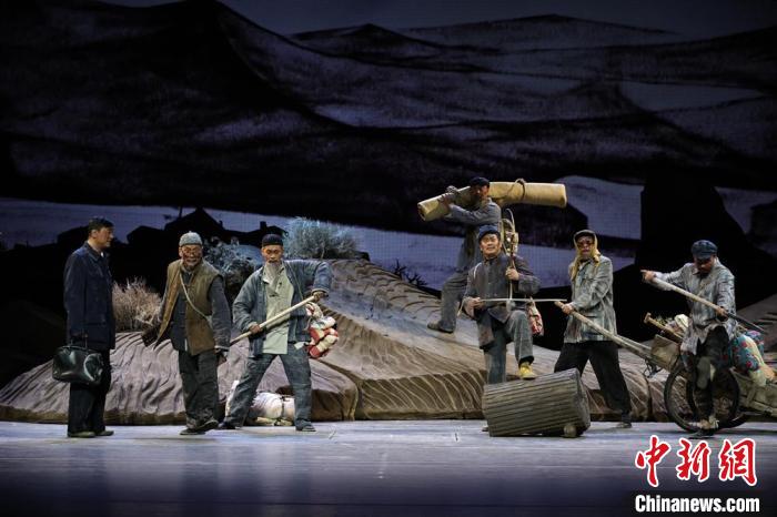 甘肃话剧《八步沙》致敬当代愚公:再现三代人护绿守家园