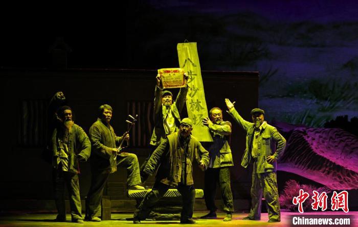 图为甘肃原创话剧《八步沙》演出剧照。 张曦予 摄 图为甘肃原创话剧《八步沙》演出剧照。 张曦予 摄