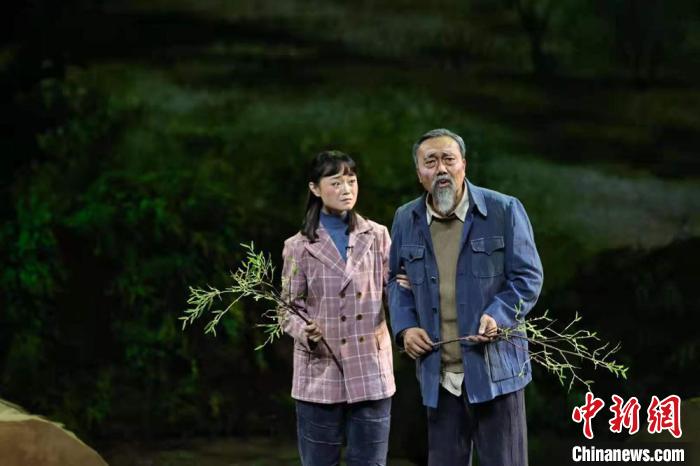 图为甘肃原创话剧《八步沙》演出剧照。 张曦予 摄 图为甘肃原创话剧《八步沙》演出剧照。 张曦予 摄