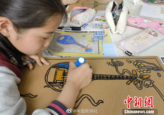 十四小学学生利用废弃纸版,创作民族服饰,民族建筑,民族乐器等纸版画