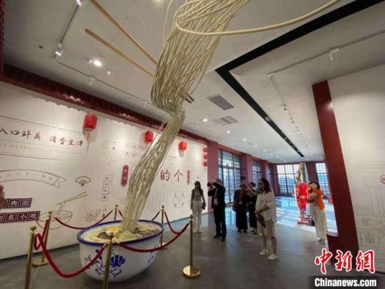 6月4日,“2021海外华文媒体”一行在黄河楼景区民俗馆内了解“兰州牛肉面”历史。 高展 摄 6月4日,“2021海外华文媒体”一行在黄河楼景区民俗馆内了解“兰州牛肉面”历史。 高展 摄