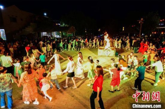 图为今年端午节假期,大批游客体验敦煌“夜生活”。 王斌银 摄 图为今年端午节假期,大批游客体验敦煌“夜生活”。 王斌银 摄