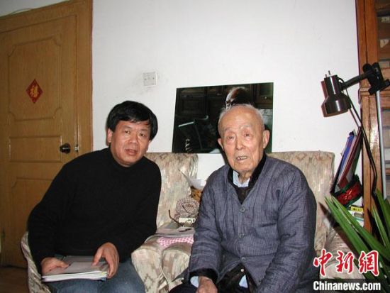 图为2000年，常嘉煌(左)拜会国学大师季羡林先生。　受访者供图