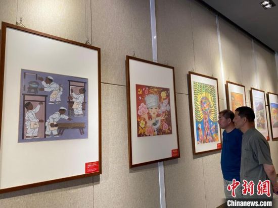 本次共展出100幅农民画,作品汇聚了甘肃省农民艺术家近两年的精心之作。 徐雪 摄 本次共展出100幅农民画,作品汇聚了甘肃省农民艺术家近两年的精心之作。 徐雪 摄