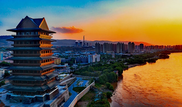 第一弯""华夏文明渭河源"等黄河旅游主题品牌,全面提升兰州黄河风情线