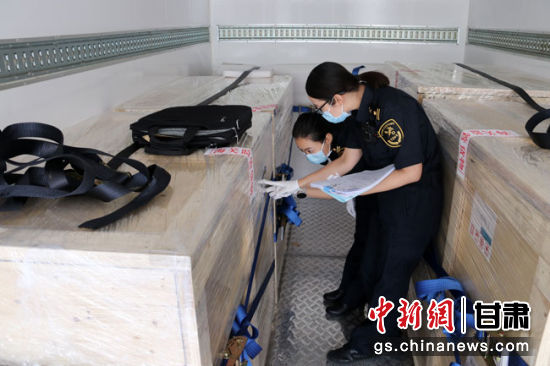 8月5日上午,兰州海关所属敦煌机场海关工作人员对300余件入境参展文物进行通关监管查验。 作者 敦煌机场海关供图 8月5日上午,兰州海关所属敦煌机场海关工作人员对300余件入境参展文物进行通关监管查验。 作者 敦煌机场海关供图