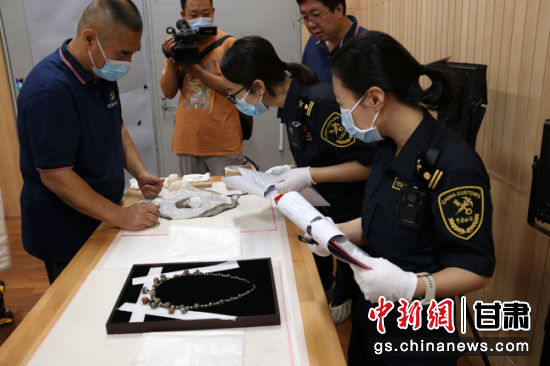 8月5日上午,兰州海关所属敦煌机场海关工作人员对300余件入境参展文物进行通关监管查验。 作者 敦煌机场海关供图 8月5日上午,兰州海关所属敦煌机场海关工作人员对300余件入境参展文物进行通关监管查验。 作者 敦煌机场海关供图