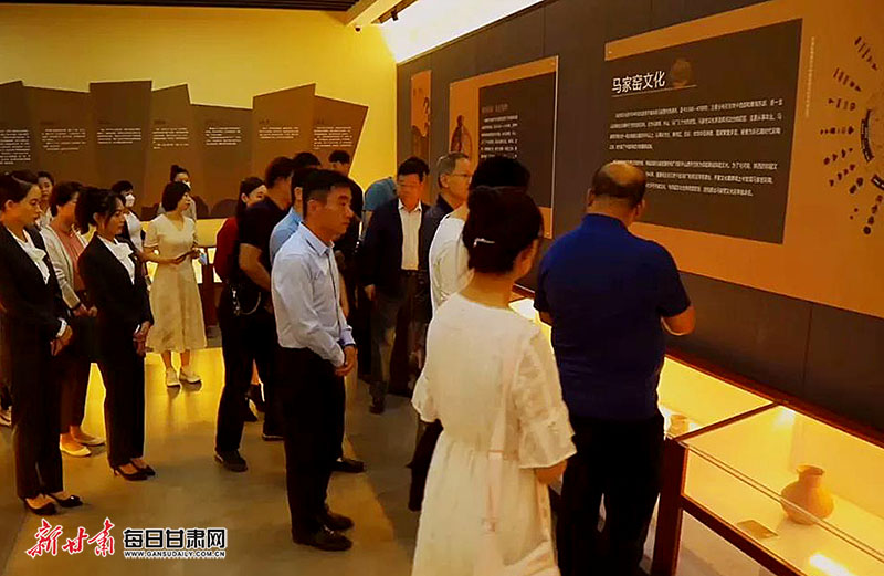 图为 群众参观“大河遗韵 抟土为陶”七馆馆藏精品陶器文物展 王翠摄.jpg