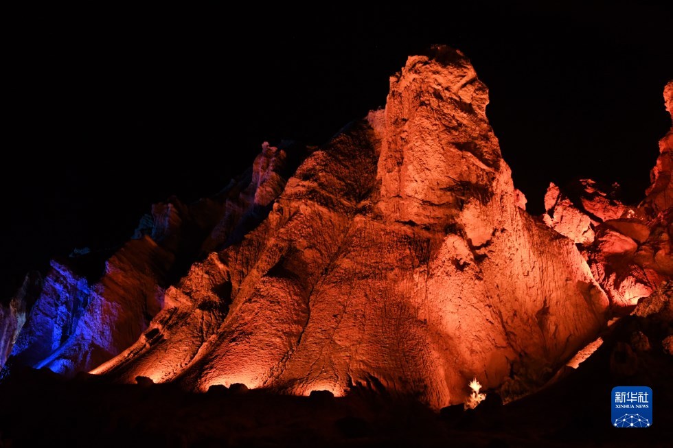 七彩丹霞开启"夜游"模式