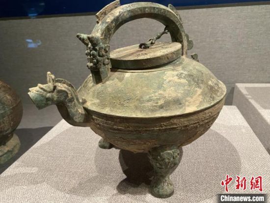 图为造型精美的文物。　徐雪 摄