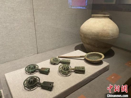 图为样式精美的文物。　徐雪 摄