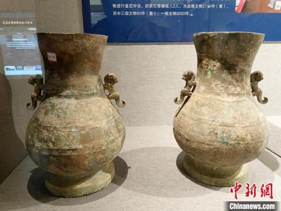 图为造型精美的文物。　徐雪 摄