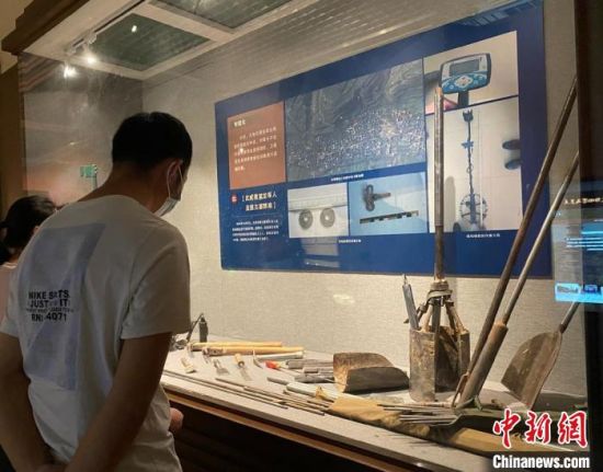 图为民众驻足观赏文物展览。　徐雪 摄
