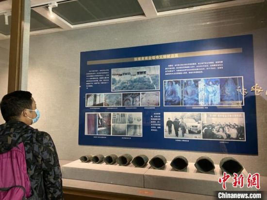 图为民众驻足观赏文物展览。　徐雪 摄