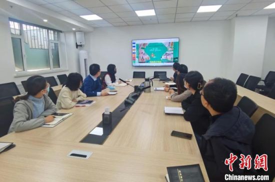 图为甘肃教育出版社《写给青少年的敦煌故事》丛书项目组,探讨图书封面设计。 闫姣 摄 图为甘肃教育出版社《写给青少年的敦煌故事》丛书项目组,探讨图书封面设计。 闫姣 摄