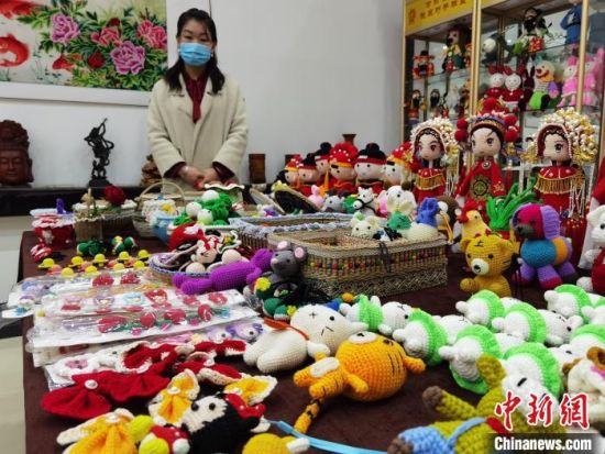 图为陇原巧手展示手工艺品。(资料图) 徐雪 摄 图为陇原巧手展示手工艺品。(资料图) 徐雪 摄