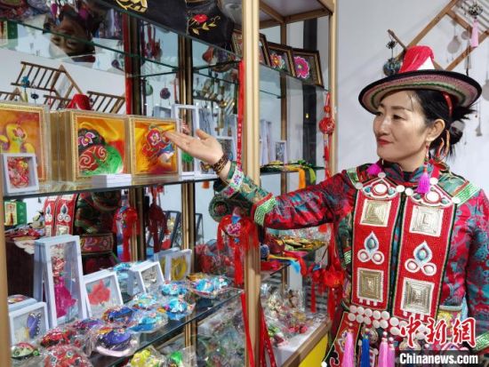 图为身着民族服饰的陇原巧手展示手工艺品。(资料图) 徐雪 摄 图为身着民族服饰的陇原巧手展示手工艺品。(资料图) 徐雪 摄