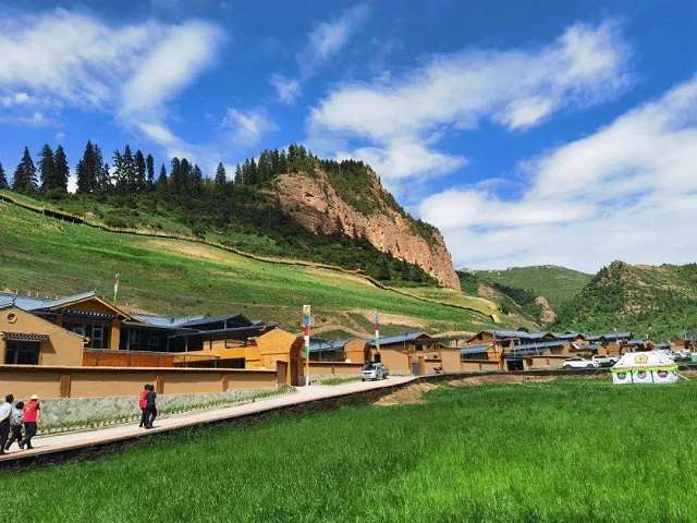 山美水美拉路河　藏家村里做旅游