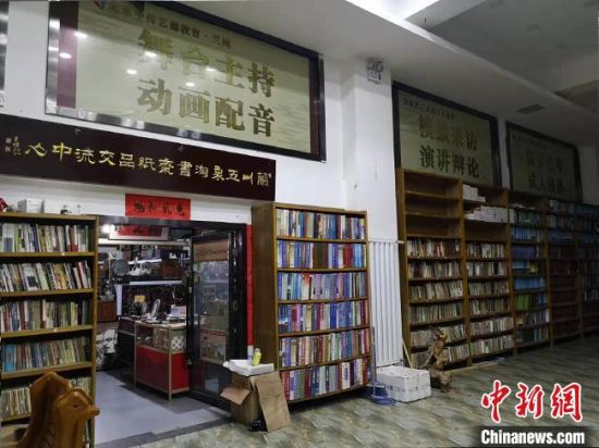 王林开设于兰州市正宁路古玩城的书店已有近千平方米。 王牧雨 摄 王林开设于兰州市正宁路古玩城的书店已有近千平方米。 王牧雨 摄