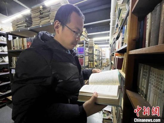 王林每天最开心的时刻,就是淘到好书和结交友人。 王牧雨 摄 王林每天最开心的时刻,就是淘到好书和结交友人。 王牧雨 摄