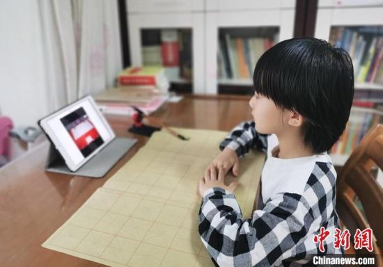 图为学生认真听老师讲述有关书法的知识。　兰州市城关区通渭路小学供图